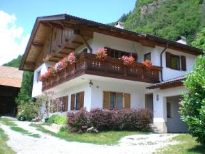 una casa con flores en el balcón en Schiedhof, en Castelrotto