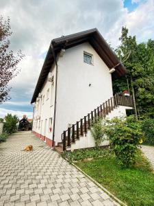 uma pequena casa branca com um telhado de gambrel em Hotel Guesthouse Stari Jasen em Zagreb