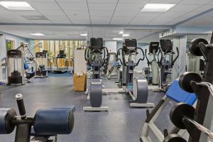 un gimnasio con muchos equipos y máquinas cardiovasculares en Opal Grand Oceanfront Resort & Spa, en Delray Beach