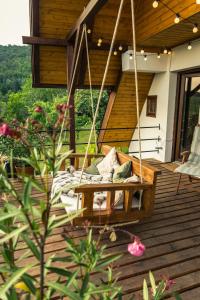 Balkón alebo terasa v ubytovaní Eged Cottage + 24 fotografií