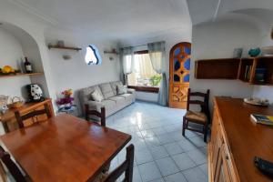 sala de estar con sofá y mesa en Capri Sun, en Anacapri