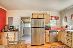 uma cozinha com um frigorífico de aço inoxidável e armários de madeira em Momma Rhodes Cozy Home Near Blue Ridge Pkwy em Arden