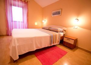 Кровать или кровати в номере Apartments Radonicic