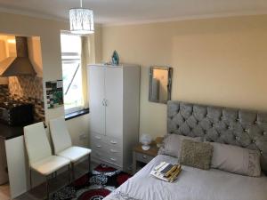 Gallery image of Self-contained studio flat bathrooms kitchens upgrade locations to city centre 15 minutes walking distance Nottingham universities Queen hospitals city hospitals in Nottingham