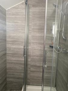 Bathroom sa Abbey Wood Station Five Bedroom Self Contained House