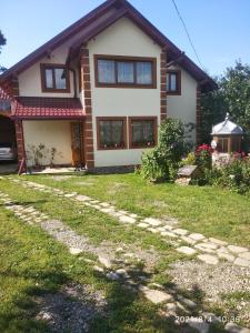 een huis met een stenen pad ervoor bij Guest House Pid Lypamy in Mykulychyn