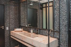 a bathroom with a sink and a mirror at Pauli Boutique Hotel in Fortaleza