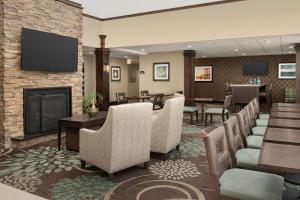 ein Wartezimmer mit Stühlen und einem Kamin in der Unterkunft Staybridge Suites Greenville I-85 Woodruff Road, an IHG Hotel in Greenville