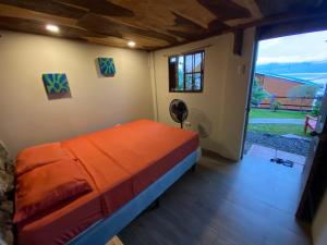 Postel nebo postele na pokoji v ubytování Captain Morgan Hostel Lake Coatepeque