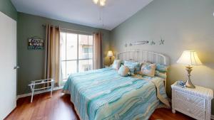 Cama o camas de una habitación en Sea-Turtle 302 - Lovely 2BR Beach Condo With Resort Amenities! Walk to Beach! condo