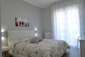 um quarto com uma cama e uma janela em My Home Saronno em Saronno