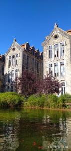 Udsigt til en flod der løber i nærheden af feriehuset