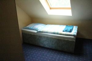 a small bed in a small room with a window at Ferienhaus Groß Dratow in Groß Dratow