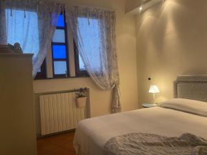 A bed or beds in a room at Villa Soprana by Agenzia SolturElba