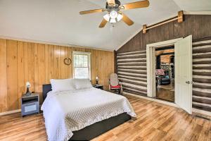 um quarto com uma cama e uma ventoinha de tecto em 1950s Serenity Pond Cabin with View Peace and Quiet! em Talladega