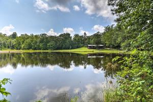 Gallery image of 1950s Serenity Pond Cabin with View Peace and Quiet! in Talladega