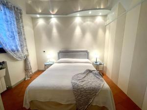 A bed or beds in a room at Villa Soprana by Agenzia SolturElba