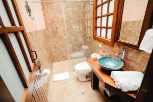 A bathroom at Hacienda Las Cuevas Terra Lodge