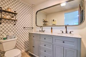 Un baño con lavabo, inodoro y espejo. en Stylish Mountain Home Near Ski, Golf and Manchester!, en Bondville 20 fotos más