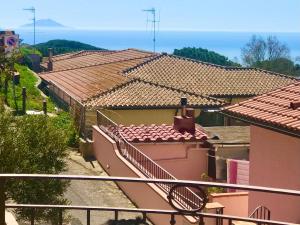 カポリーヴェリにあるVilla Soprana by Agenzia SolturElbaの村屋根の眺め