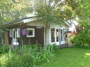 诺德克豪特Klein Langeveld的站在小房子门廊上的女人