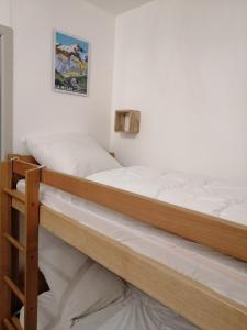 two bunk beds are in a room with at Appartement 4 personnes Serre Chevalier Montagne/Contemporain Refait à neuf in La Salle Les Alpes