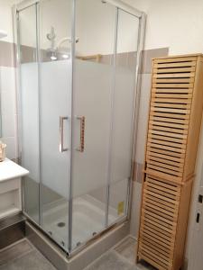 eine Dusche mit Glastür im Badezimmer in der Unterkunft Appartement 4 personnes Serre Chevalier Montagne/Contemporain Refait à neuf in La Salle Les Alpes