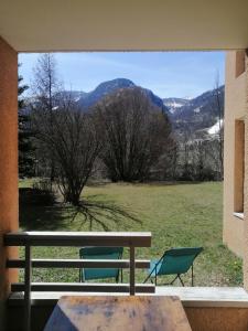 Aussicht aus einem Fenster mit einem Tisch und Stühlen in der Unterkunft Appartement 4 personnes Serre Chevalier Montagne/Contemporain Refait à neuf in La Salle Les Alpes