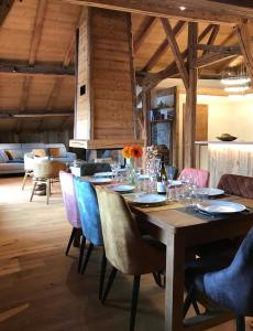 jadalnia z drewnianym stołem i krzesłami w obiekcie Chalet Grand Standing Vallée Chamonix Mont Blanc w mieście Servoz