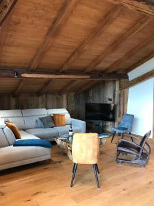 sala de estar con sofá blanco y sillas en Chalet Grand Standing Vallée Chamonix Mont Blanc en Servoz