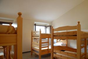 Bunk bed o mga bunk bed sa kuwarto sa Ostello Centro Concarena