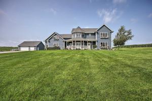 Blue Birds Perch Stunning Home on Private Hilltop