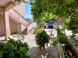 Vonkajšia záhrada v ubytovaní Apartman Anka