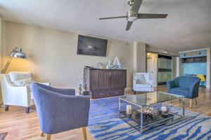 O zonă de relaxare la Coastal Condo with Views - Walk to Hollywood Beach!