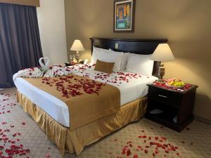 una habitación de hotel con una cama con rosas. en Best Western Hotel Posada Del Rio Express, en Torreón