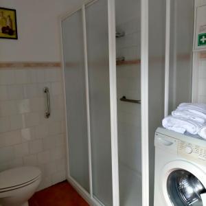 San EmilianoにあるTurismo en Babia Bajo los nidosのバスルーム(洗濯機、洗濯機付) +16枚の写真