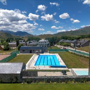 San EmilianoにあるTurismo en Babia Bajo los nidosの大型スイミングプールの景色