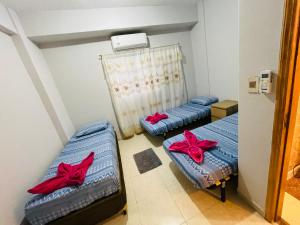 Tempat tidur dalam kamar di WilMar Apart Hotel