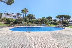 una piscina en medio de un complejo en Villa Karon en Almancil