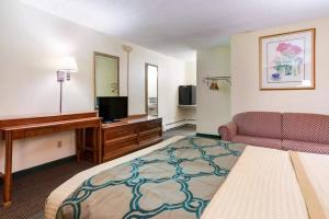 een hotelkamer met een bed en een bank bij Royal Inn Clearfield in Clearfield