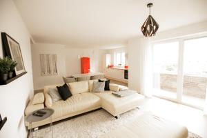 sala de estar con sofá blanco y ventana grande en bonquartier - groß & stylisch - zentral & komfortabel, en Siegburg