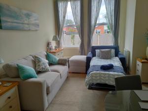 ein Wohnzimmer mit einem Sofa und einem Tisch in der Unterkunft Luxury Apartment Springhill Court Bewdley Worcestershire in Bewdley