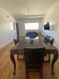 a dining room table with chairs and a couch at Excelente Departamento a 10 cuadras de Bv in Santa Fe