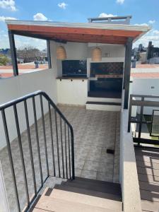 a balcony with a stove and a kitchen on a house at Excelente Departamento a 10 cuadras de Bv in Santa Fe
