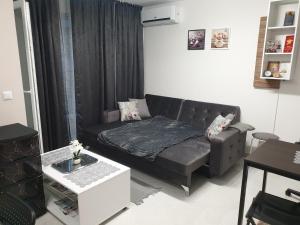 Posezení v ubytování New The Twins Varna Two-Bedroom, Apt 3 at 15 Tsani Ginchev Street, floor 2