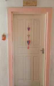 een deur met een hartdecoratie erop bij Hostel Casa Grande in Prado