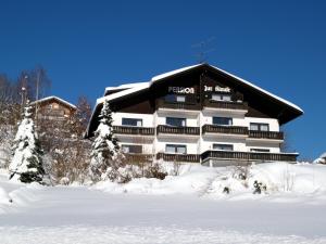 un edificio con nieve delante en Pension zur Klause, en Bodenmais