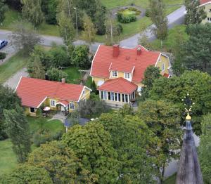 une vue aérienne sur une maison avec un toit rouge dans l'établissement Madam Blå Hotel, à Nossebro