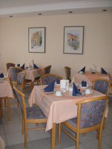 מסעדה או מקום אחר לאכול בו ב-Hotel Heike garni