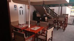 ein Restaurant mit Tischen und Stühlen unter einem Sonnenschirm in der Unterkunft Rooms Sejo in Kolašin